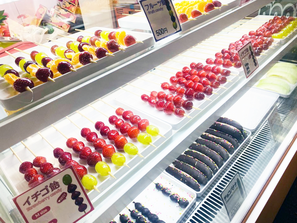 ベリームーン(BerryMoon)では、韓国風イチゴ飴タンフルをはじめ、リンゴ飴、フルーツ飴、チョコバナナ、カットフルーツを販売中